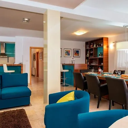 Luxurious With Panoramic Sea Views *